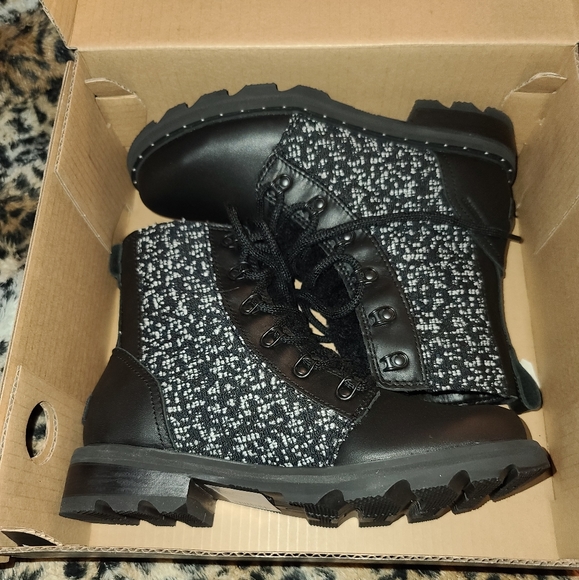 Sorel Boots - Picture 2 of 16
